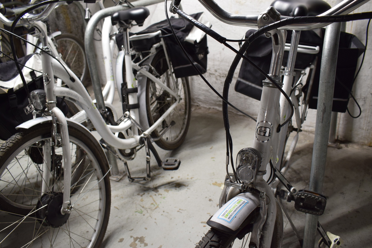 Vélo à assistance électrique à disposition des agents floqués sur logo TEPCV